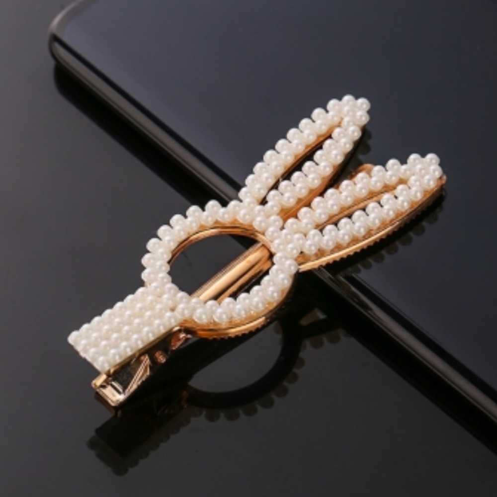 Pearl Bunny Hair Clip